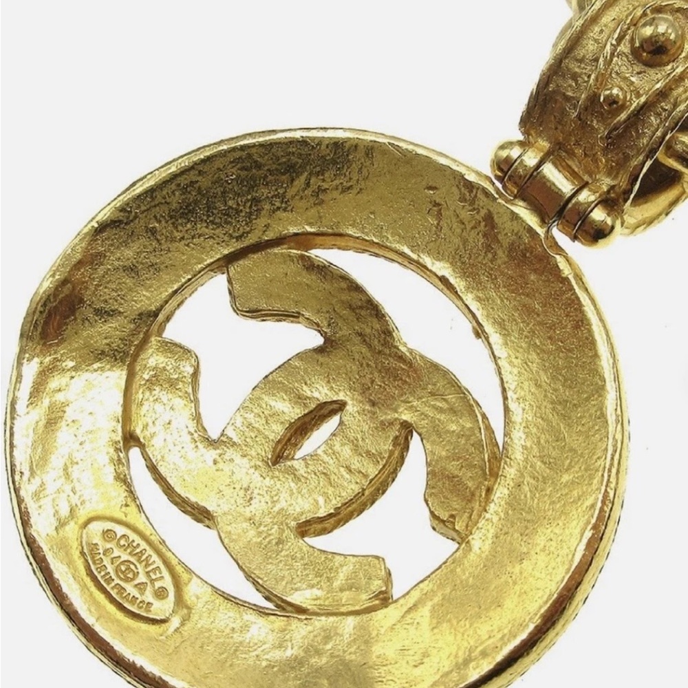 Chanel VINTAGE necklace is from the 94A collection. HIGHLY sought-after - Picture 2 of 3